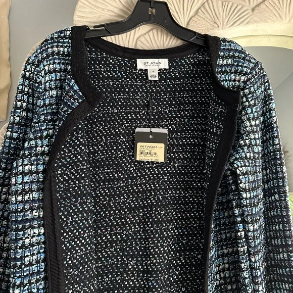 NWT - St. John’s size 12 Sweater perfect for corporate chic.